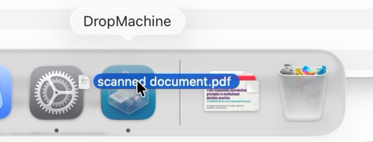 Un PDF trascinato dal Finder sull’icona di DropMachine nel Dock.